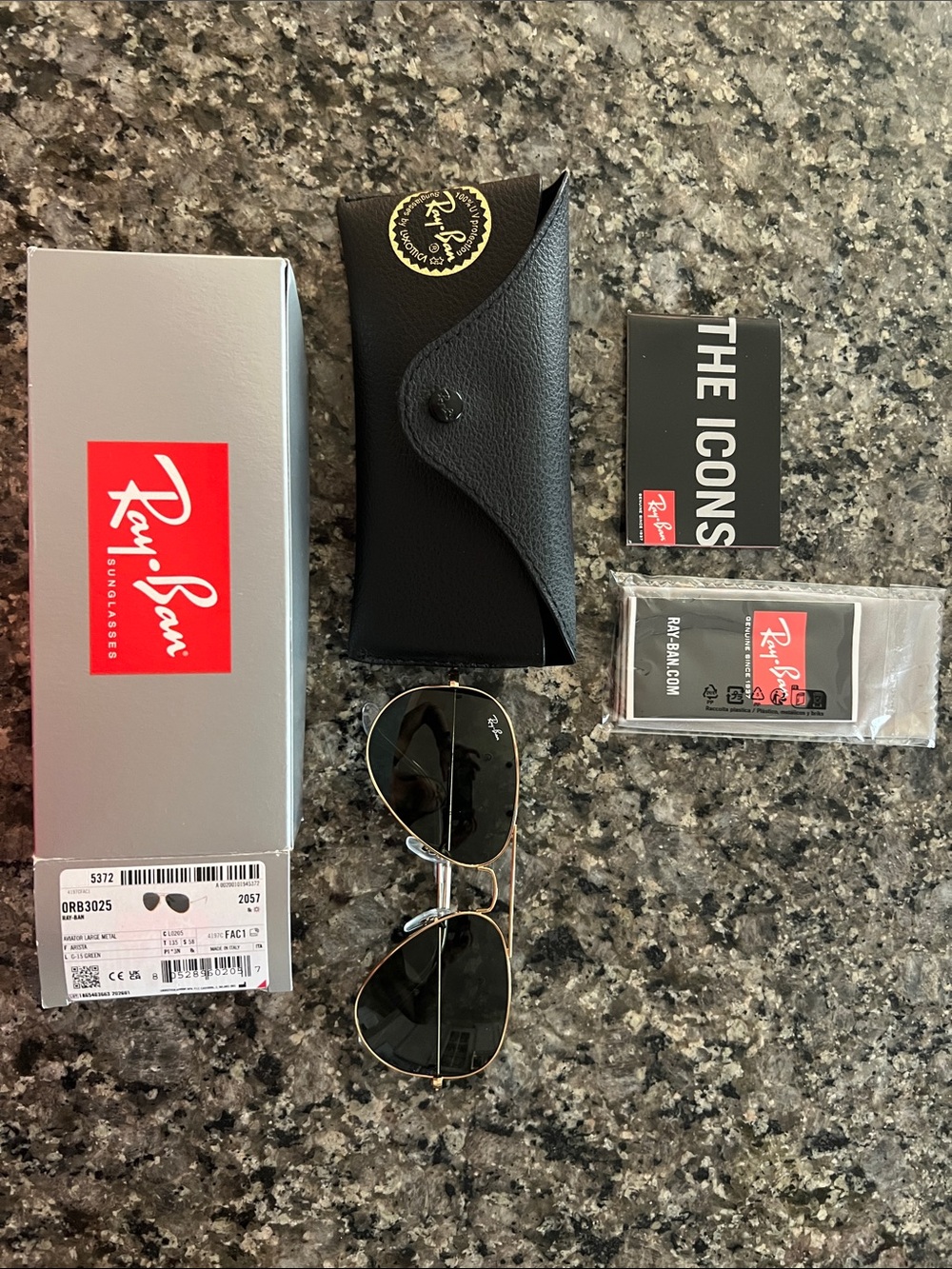 NEW - Ray-Ban Aviator Classic Sunglasses - Gold Frame with Black Lenses